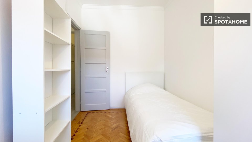 Double room Lisbon, 3 beds, 70m² — photo 2