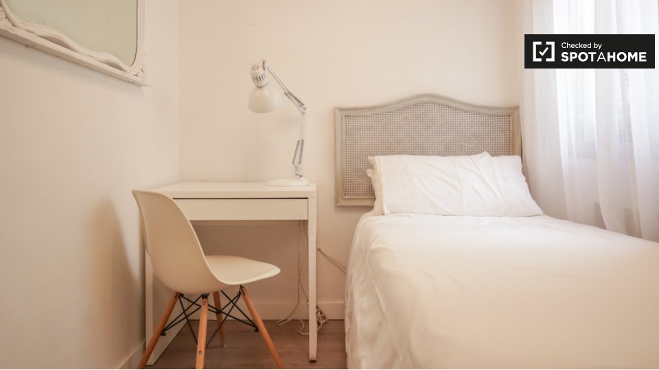 Double room Madrid, 3 beds — photo 12