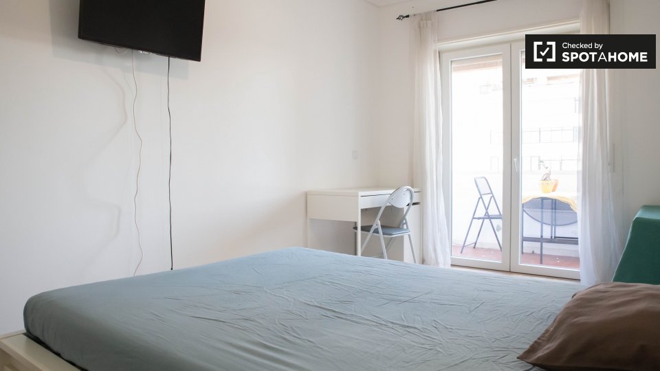 Double room Lisbon, 3 beds, 85m² — photo 4
