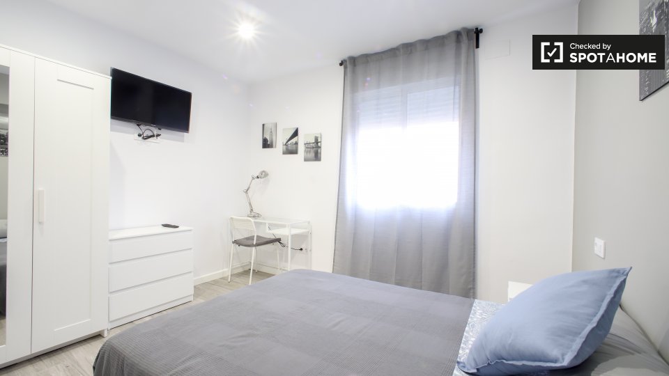 Double room Valencia, 3 beds, 65m² — photo 1