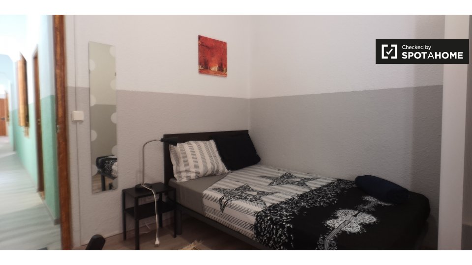 Amplia habitación en un apartamento de 3 dormitorios en El Raval, Barcelona