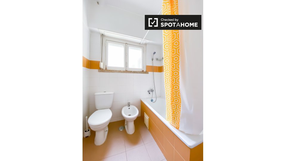 Double room Lisbon, 3 beds — photo 12