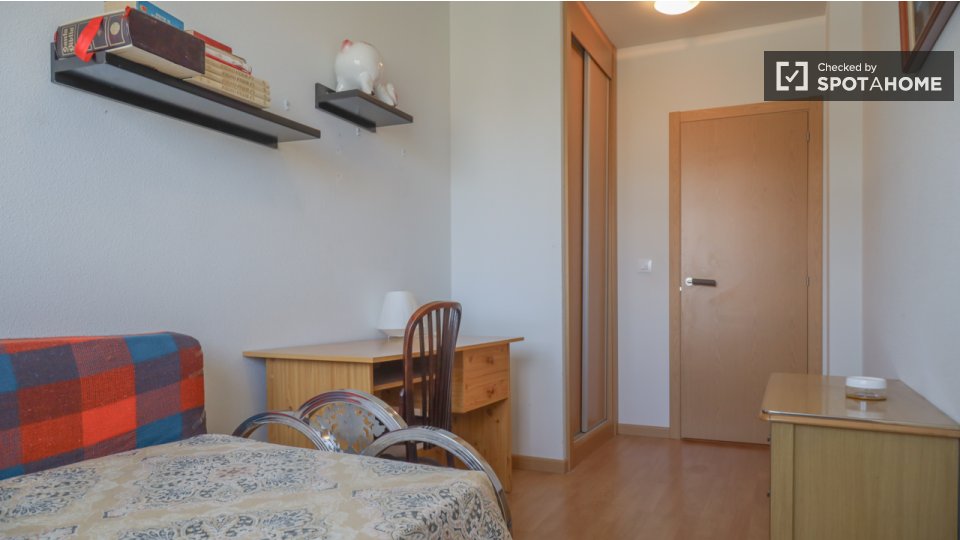 Double room Madrid, 3 beds, 70m² — photo 16