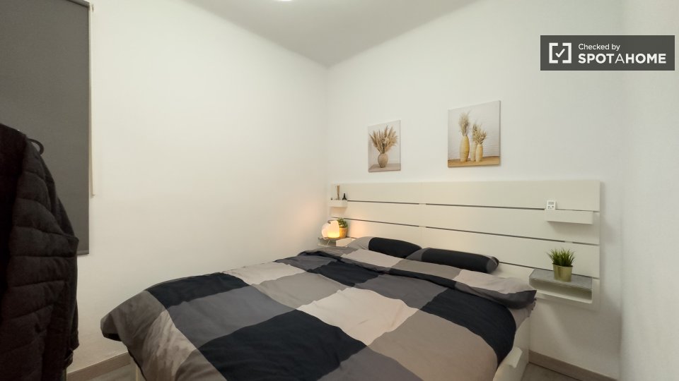 Double room Barcelona, 3 beds, 72m² — photo 10