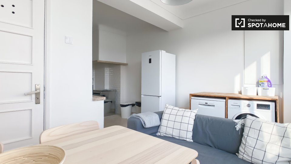 Double room Lisbon, 3 beds — photo 12