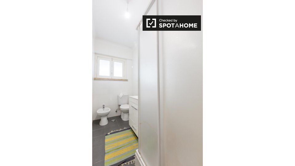 Double room Lisbon, 3 beds, 75m² — photo 11