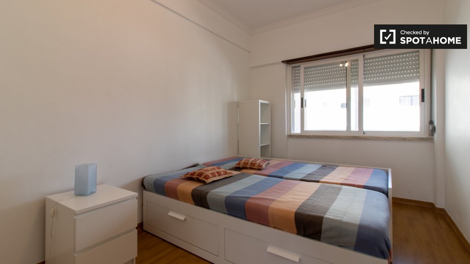 Double room Lisbon, 3 beds, 100m² — photo 1