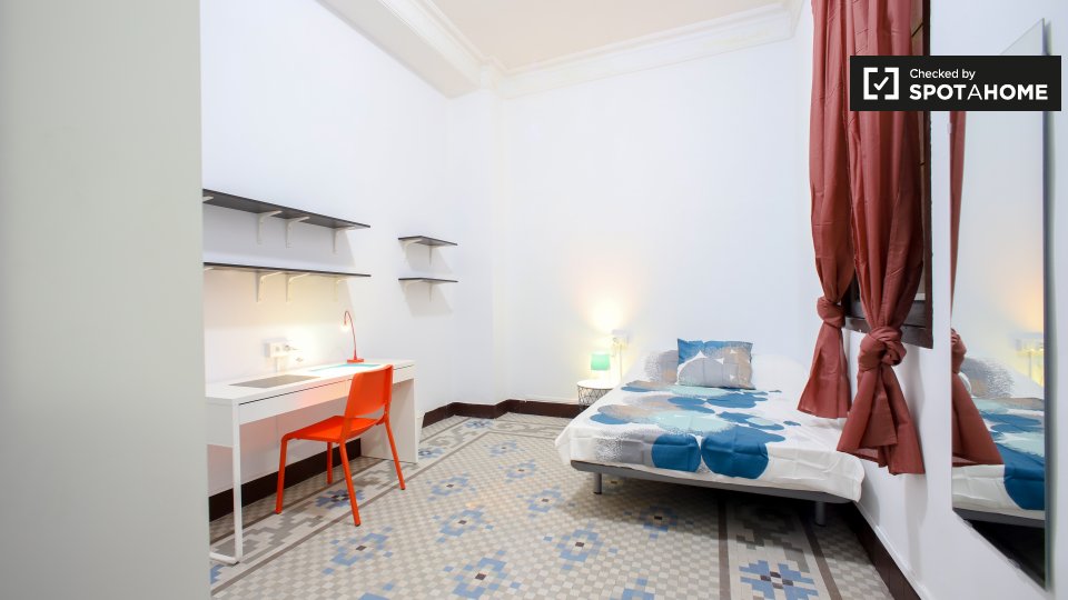 Double room Valencia, 10 beds, 300m² — photo 1