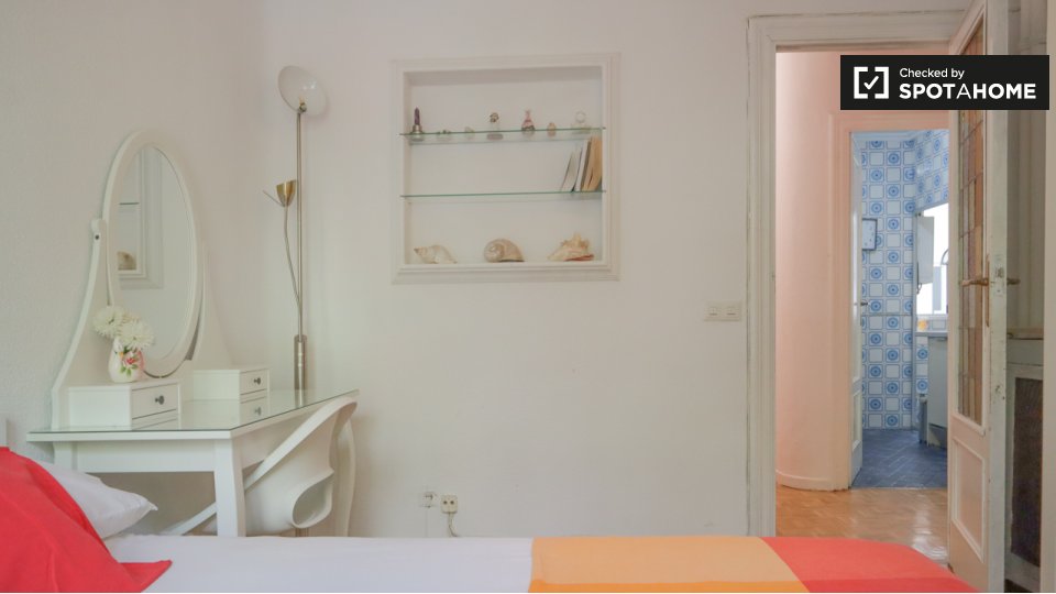 Double room Madrid, 3 beds, 60m² — photo 4