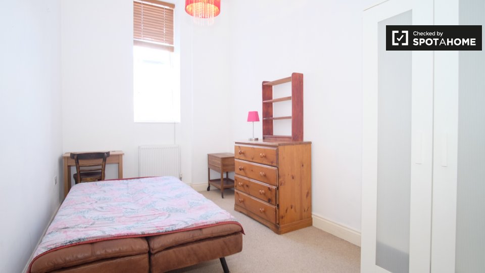 Room for rent in 3bedroom house, Willesden, London (ref 258430