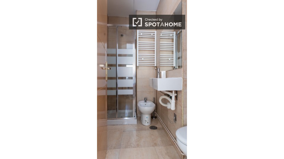 Double room Madrid, 3 beds — photo 28