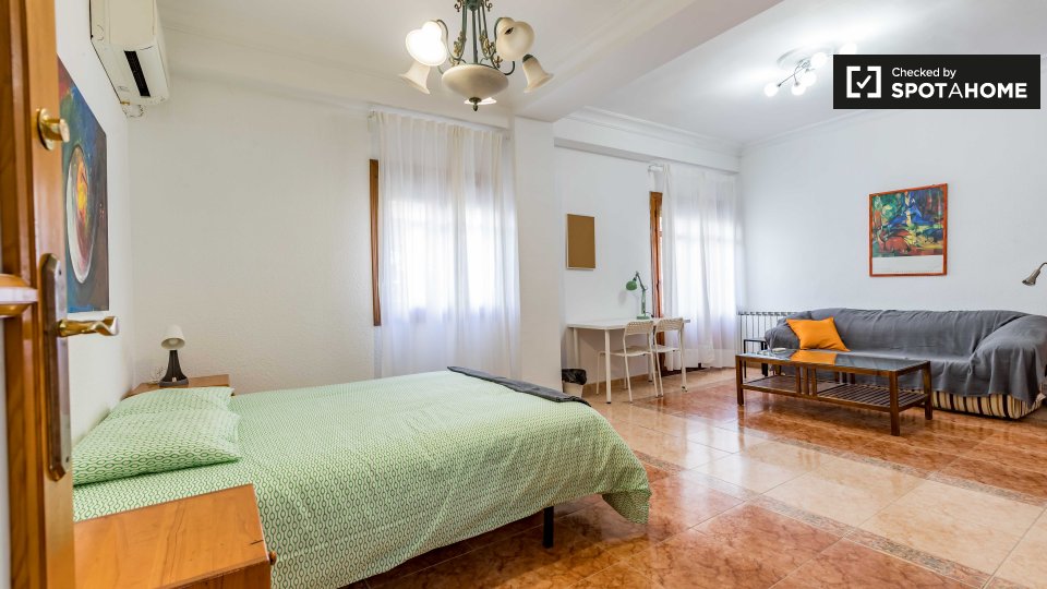 Spacious room in 5-bedroom apartment in Algirós, Valencia - in Valencia