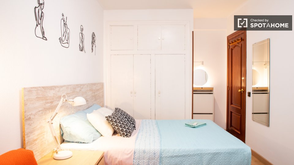 Double room Madrid, 5 beds, 120m² — photo 3