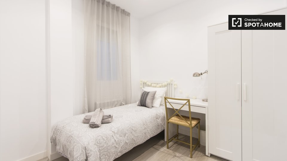 Double room Madrid, 3 beds, 63m² — photo 1