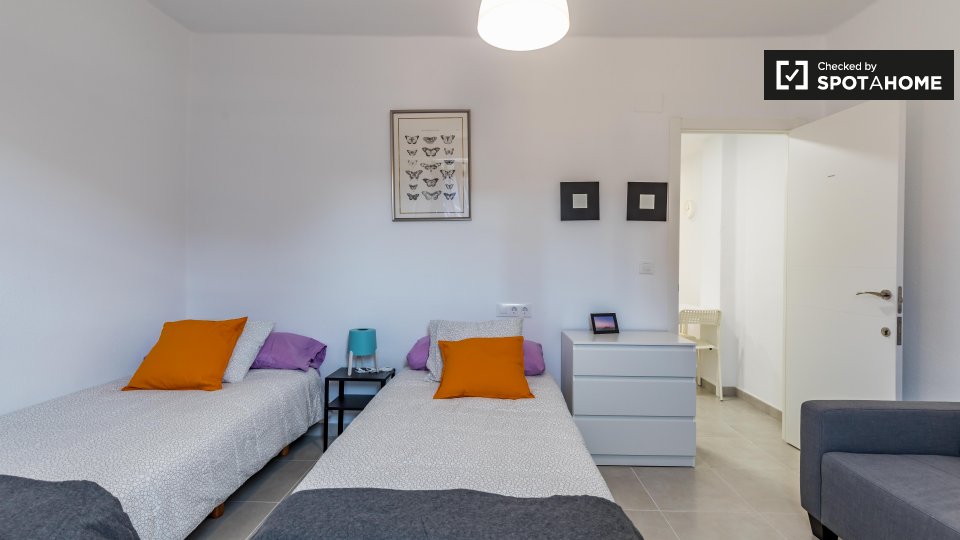 Double room Valencia, 3 beds, 80m² — photo 1