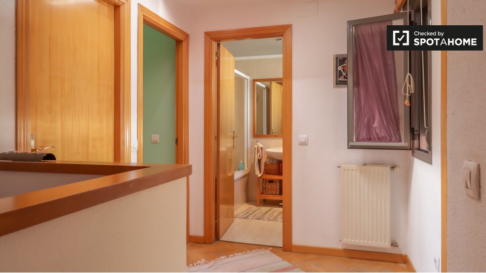Double room Madrid, 2 beds — photo 16