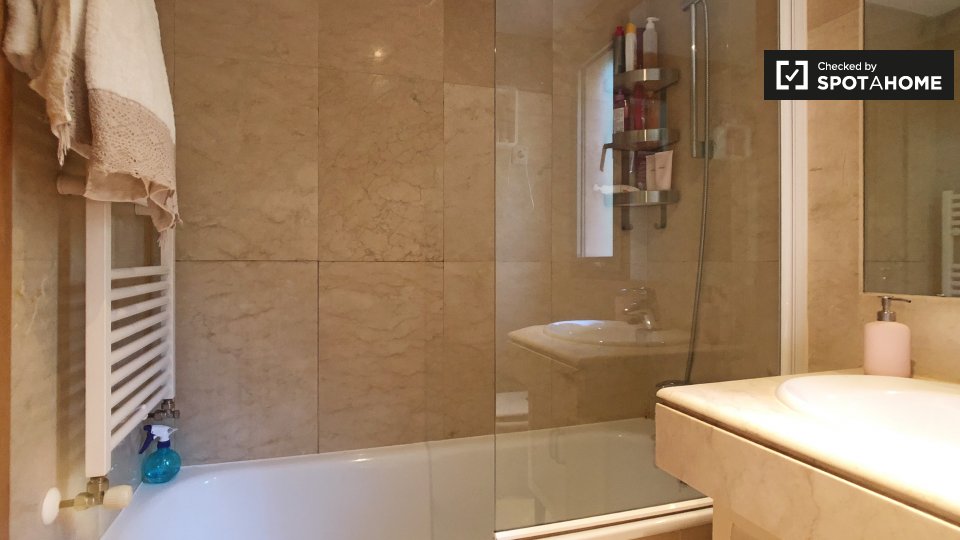 Double room Madrid, 2 beds, 80m² — photo 18