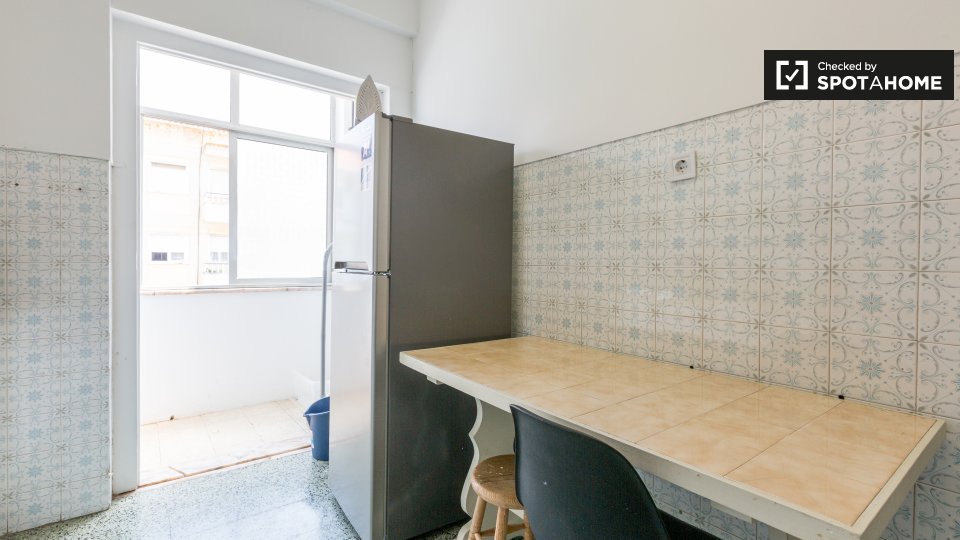 Double room Lisbon, 3 beds — photo 7