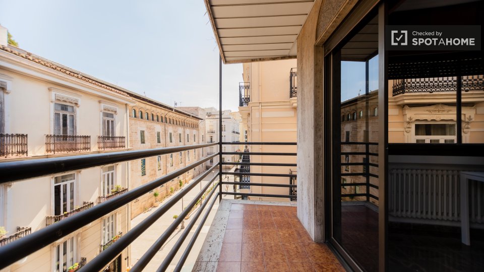 Se alquila habitación en piso de 4 dormitorios en Valencia