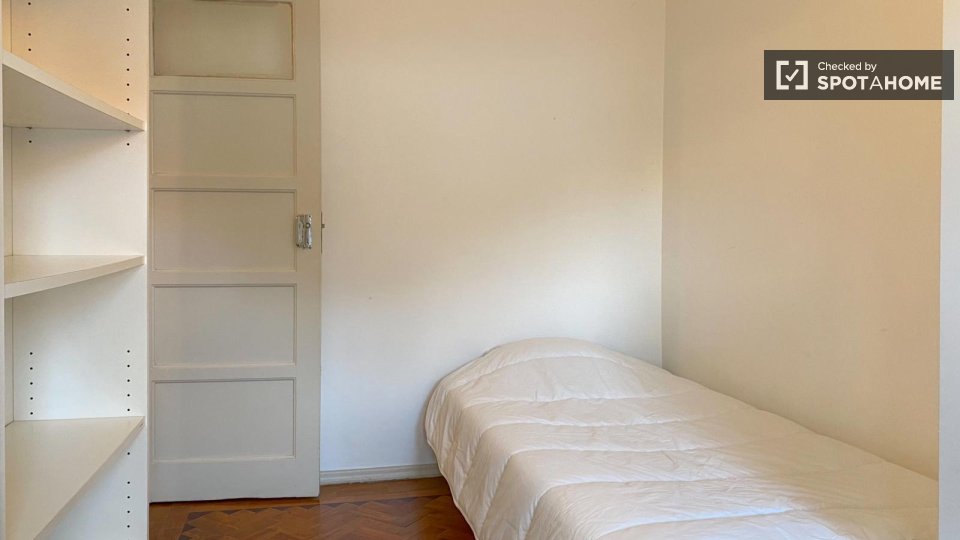 Double room Lisbon, 3 beds, 70m² — photo 18