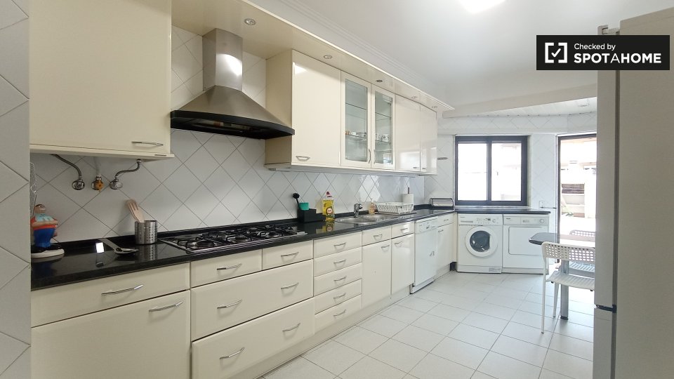 Double room Lisbon, 5 beds, 300m² — photo 9