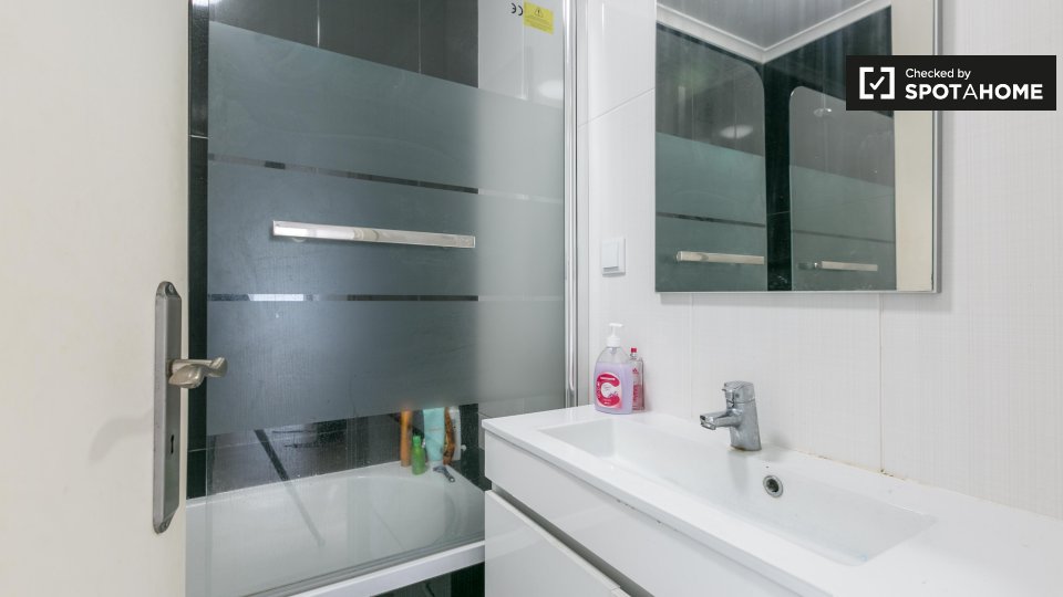 Double room Lisbon, 4 beds, 85m² — photo 12