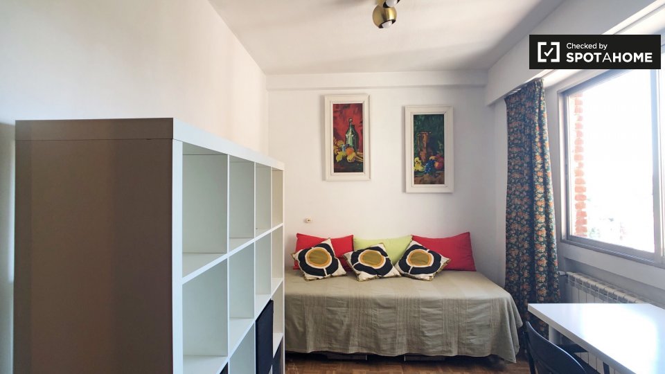 Camera funzionale in affitto, appartamento con 4 camere da letto, Aluche, Madrid - a Madrid