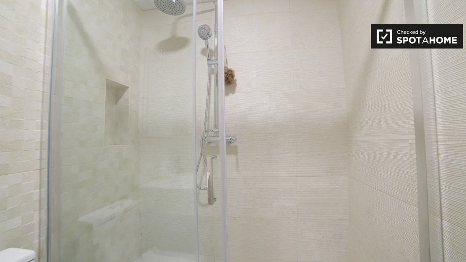 Double room Lisbon, 3 beds, 150m² — photo 12