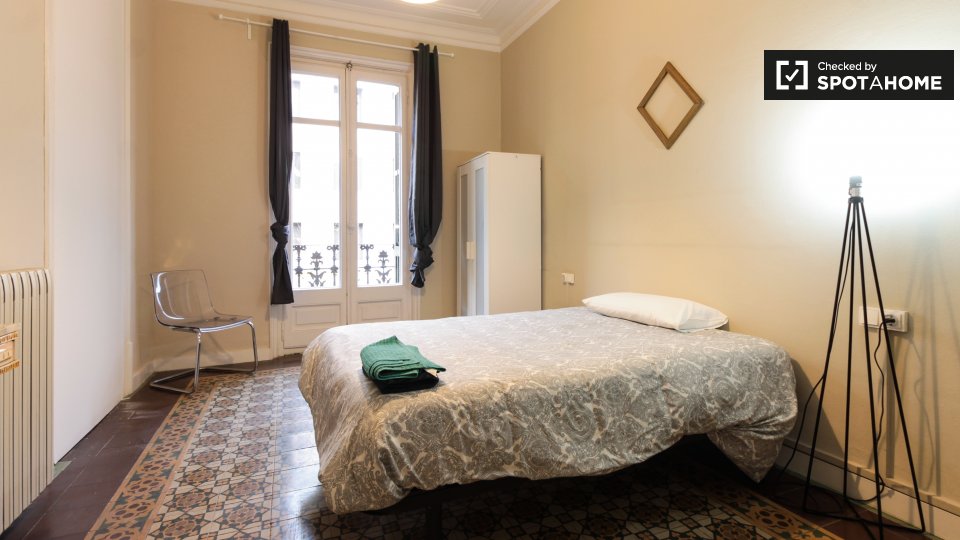 Bright room for rent, 5-bedroom apartment, L’Eixample - a Barcellona