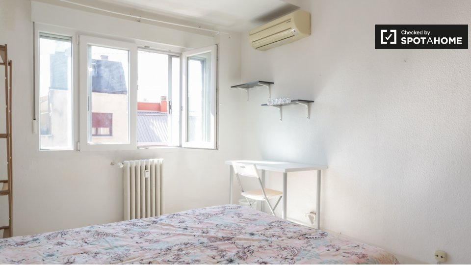 Double room Madrid, 5 beds, 120m² — photo 2