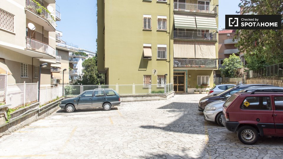 Accogliente camera in appartamento con 3 camere da letto ad Aurelio, Roma