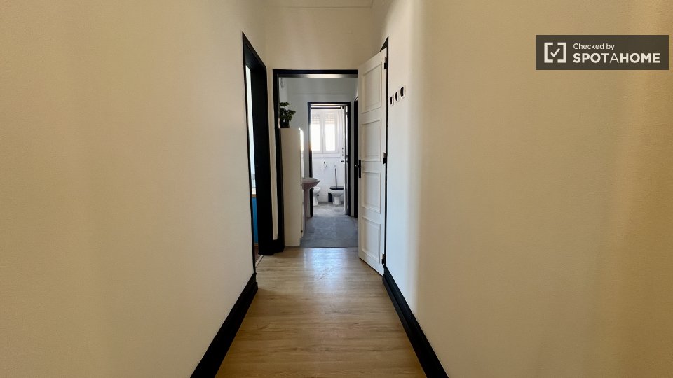 Double room Lisbon, 5 beds — photo 47
