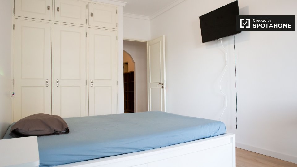 Double room Lisbon, 3 beds, 85m² — photo 3
