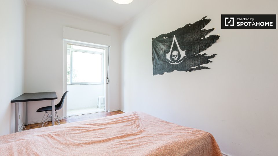 Double room Lisbon, 3 beds — photo 17
