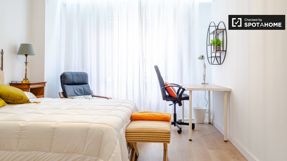 Double room Valencia, 5 beds, 250m² — photo 1