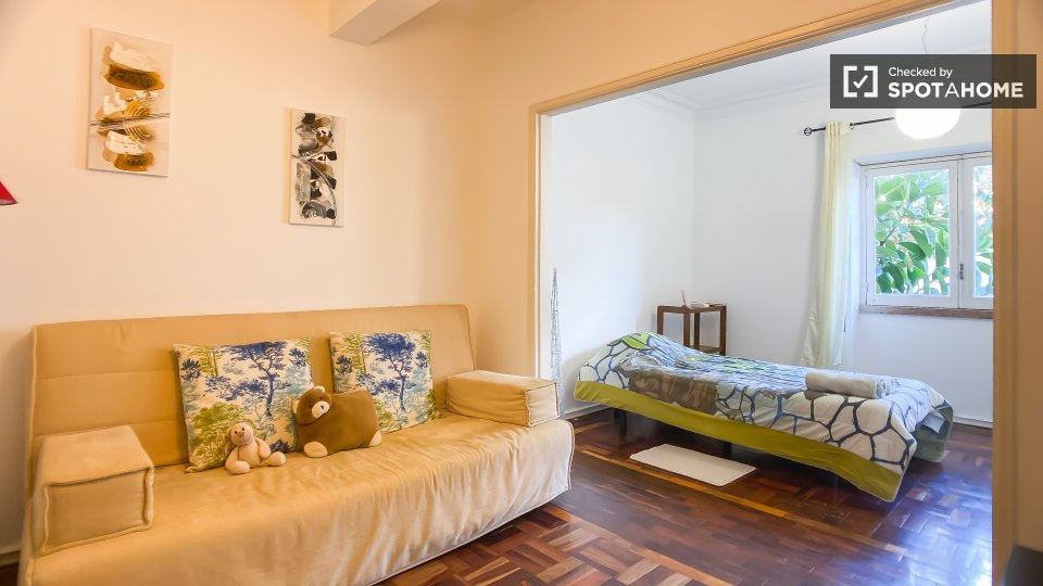 Double room Lisbon, 3 beds, 78m² — photo 2
