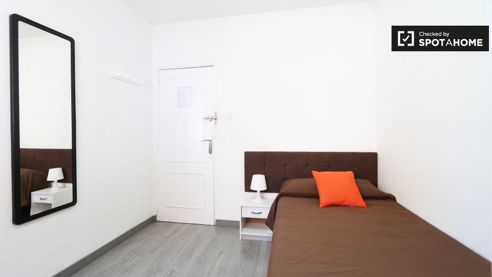 Double room Madrid, 5 beds, 96m² — photo 3