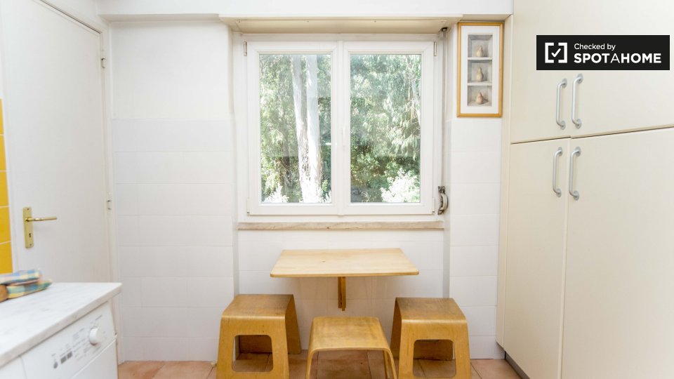 Double room Lisbon, 3 beds, 80m² — photo 11