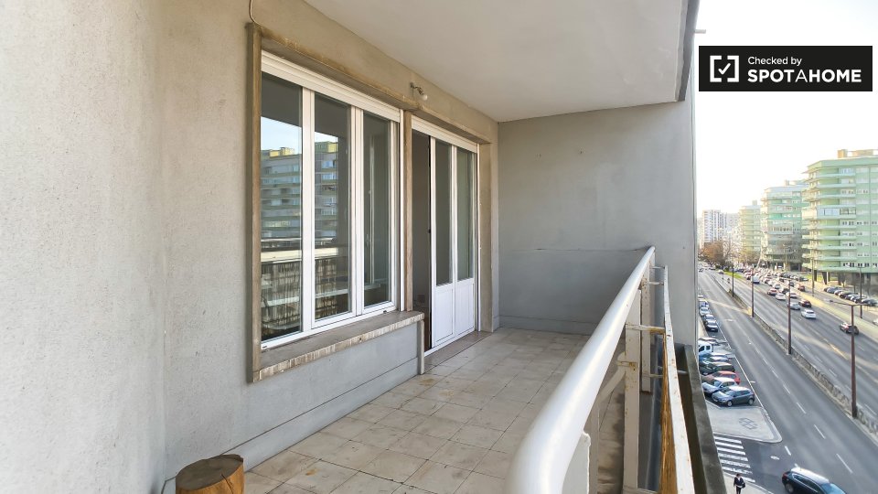 Double room Lisbon, 3 beds — photo 18