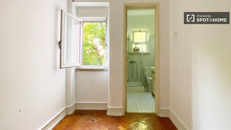 Double room Lisbon, 4 beds — photo 55