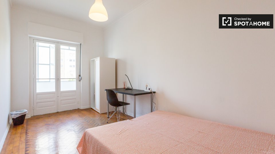 Double room Lisbon, 3 beds — photo 17
