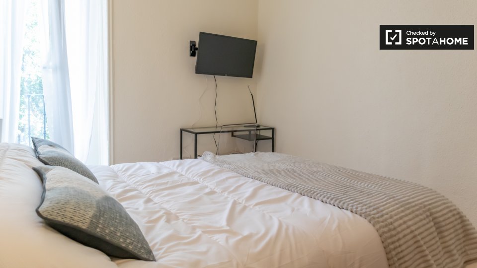 Double room Madrid, 5 beds, 157m² — photo 2