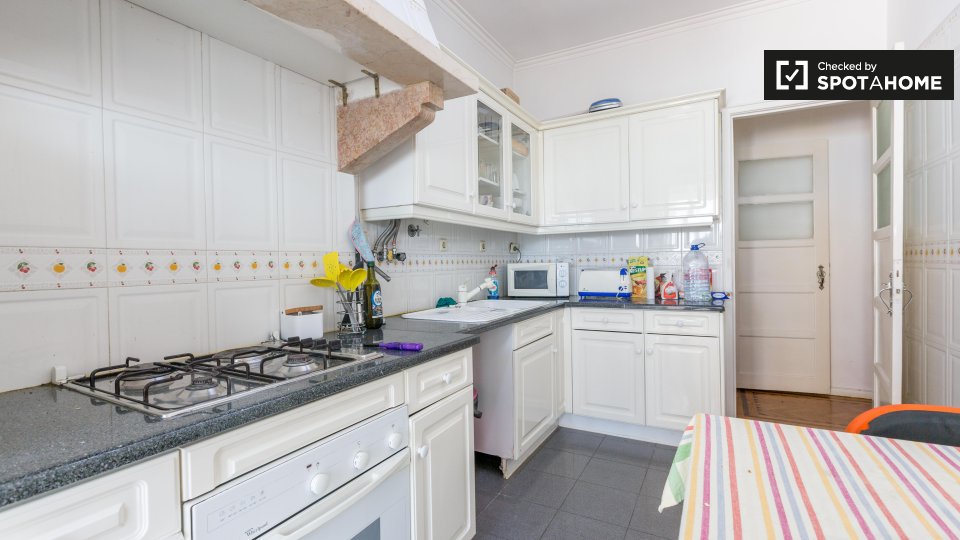 Double room Lisbon, 3 beds, 75m² — photo 10