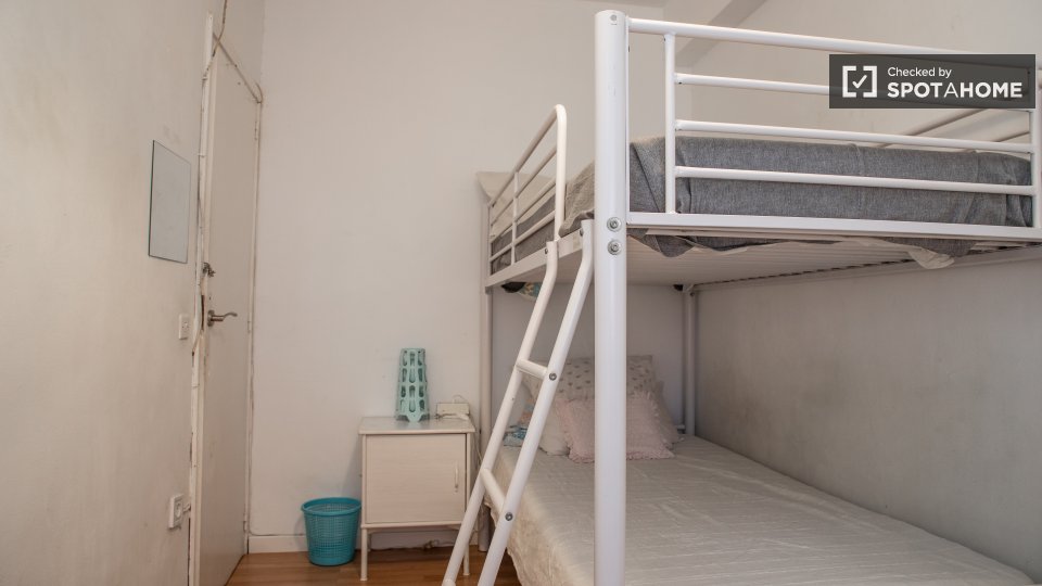 Double room Madrid, 3 beds, 50m² — photo 4