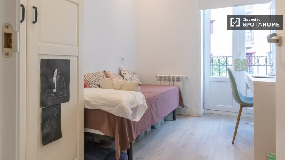 Double room Madrid, 3 beds — photo 19