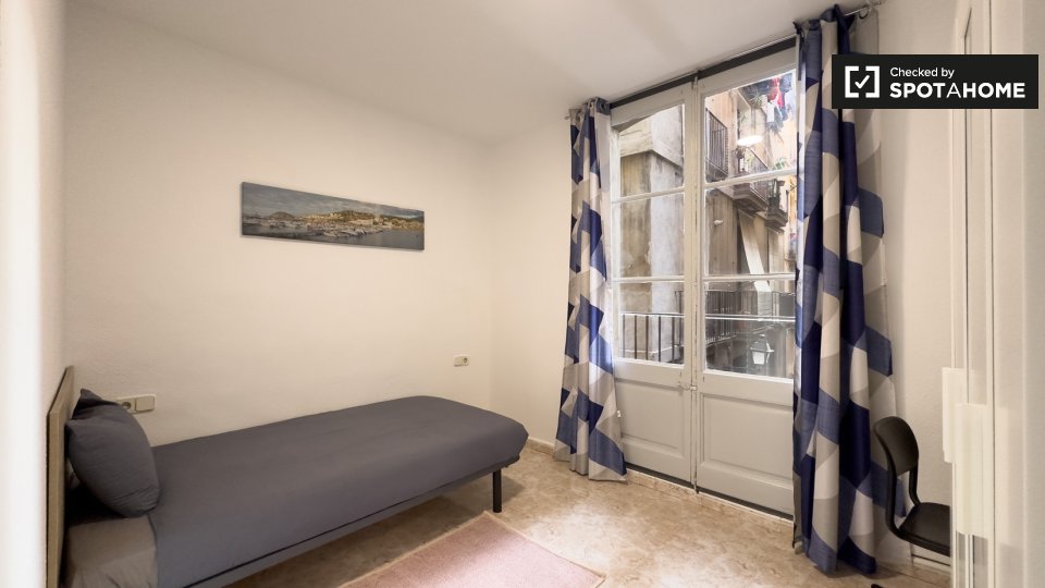 Double room Barcelona, 3 beds, 50m² — photo 12