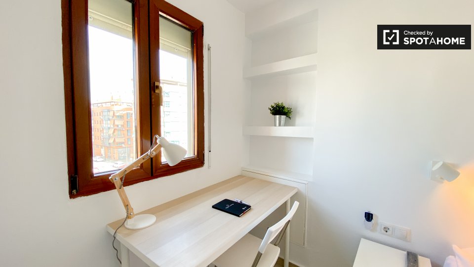 Habitación en alquiler en un apartamento de 3 dormitorios en Poblats Marítims