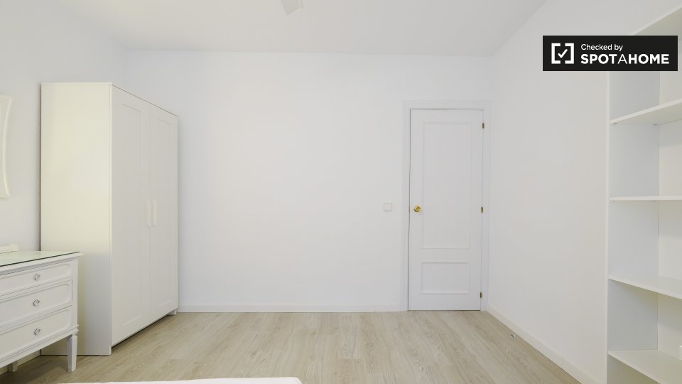 Double room Madrid, 6 beds, 160m² — photo 3