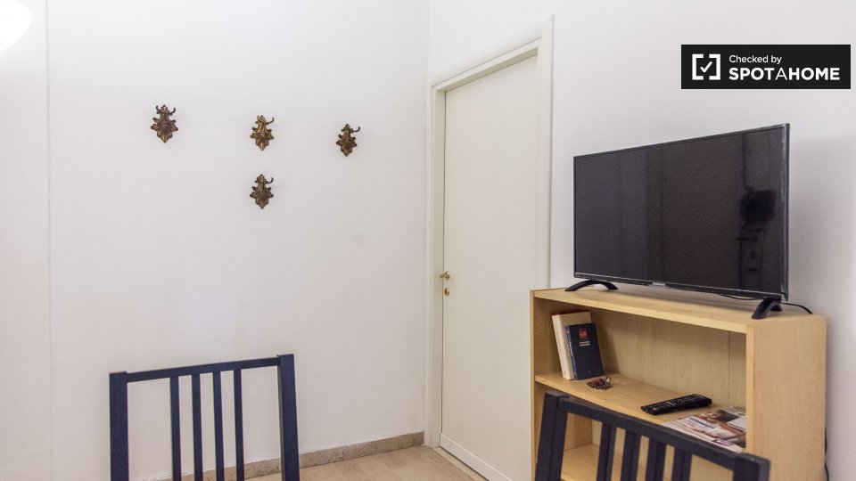 Accogliente camera in appartamento con 3 camere da letto ad Aurelio, Roma