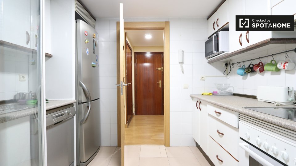 Double room Madrid, 3 beds, 62m² — photo 13